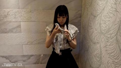 MOMO（21）美麗的康卡菲店員的剃光貓，用電動按摩和煙熏傢伙責備和魷魚