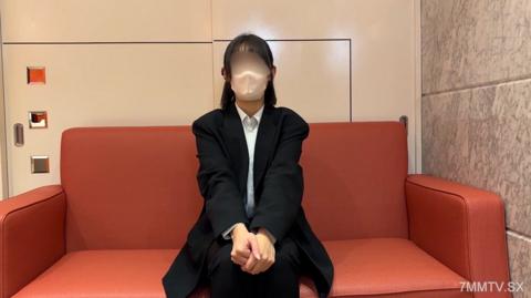 敏感過頭的裝學生，21歲。刺激陰道深處就會一直抽搐不停，被插入活陽具後就高潮投降→大量內射。