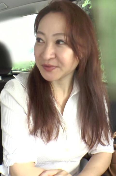 人妻の剛毛マ〇コに激しくピストン！